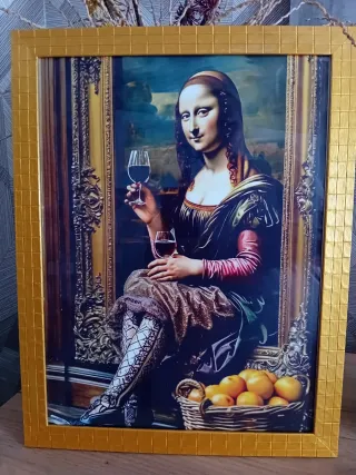 Quadro dorato con Mona Lisa che esce dal quadro
