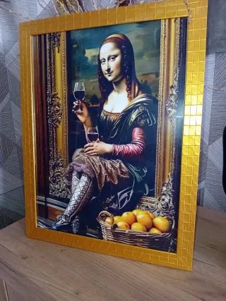 Quadro dorato con Mona Lisa che esce dal quadro