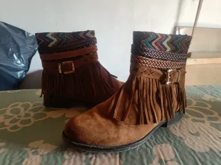 Botas con flecos y detalles étnicos