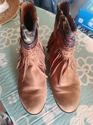 Botas con flecos y detalles étnicos