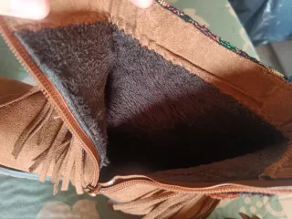 Botas con flecos y detalles étnicos
