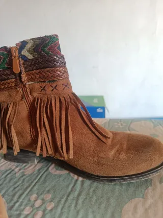 Botas con flecos y detalles étnicos