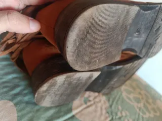 Botas con flecos y detalles étnicos