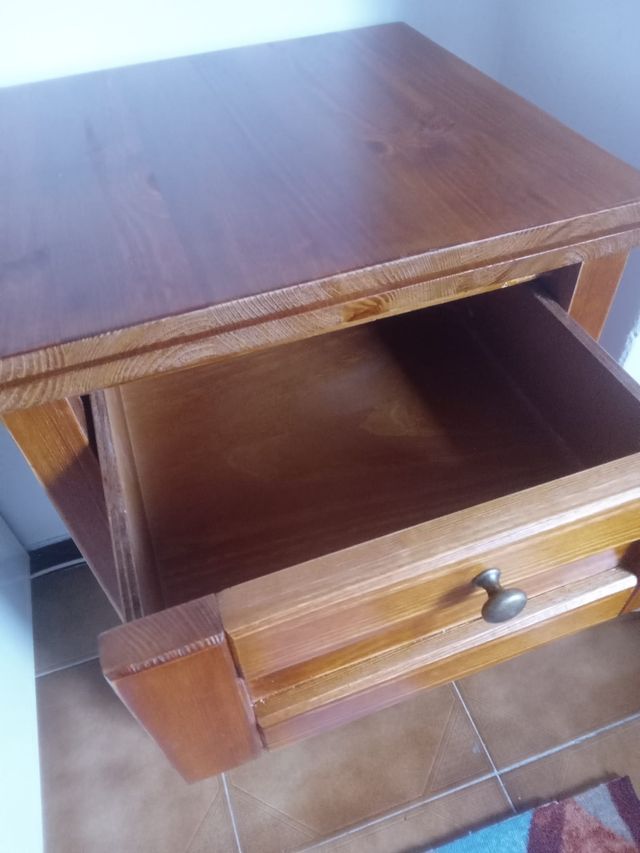 Comodino in legno massello di pino