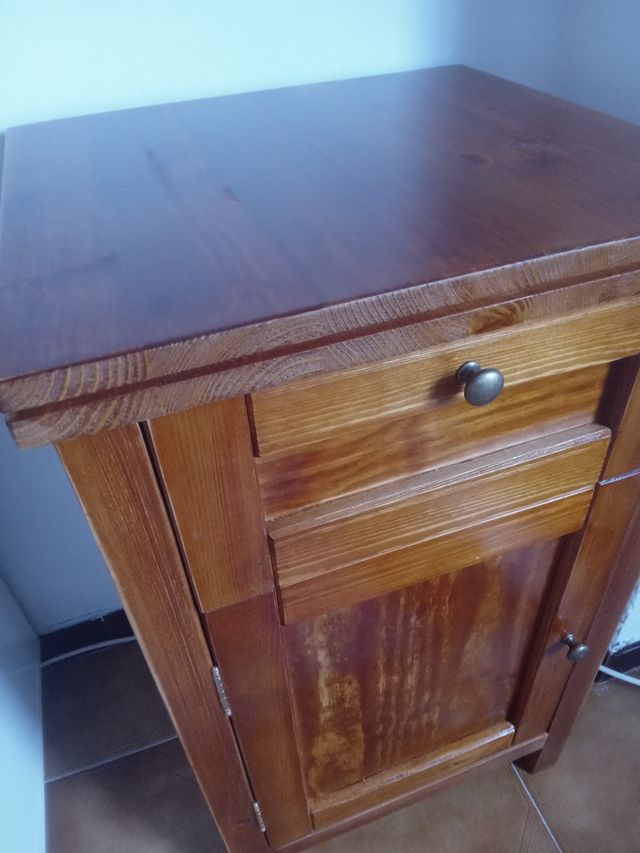 Comodino in legno massello di pino