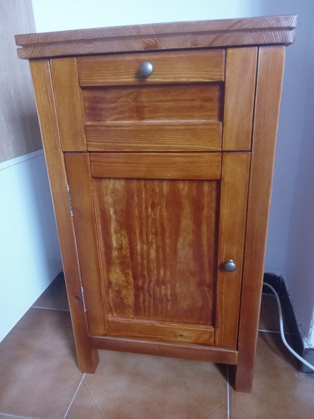 Comodino in legno massello di pino