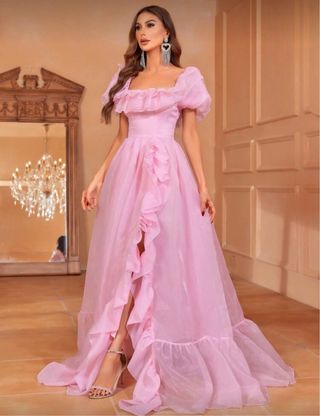 Vestido de fiesta rosa con volantes