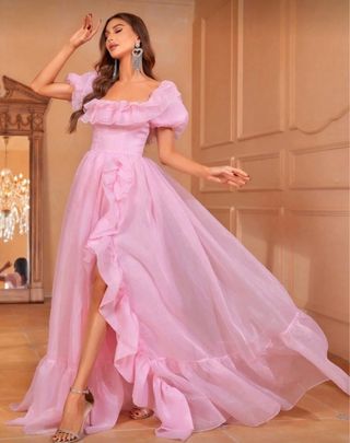 Vestido de fiesta rosa con volantes