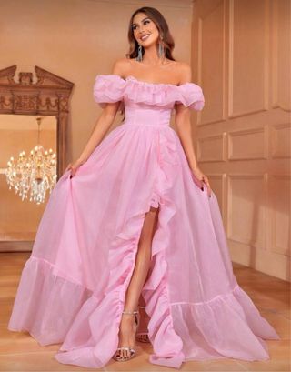 Vestido de fiesta rosa con volantes