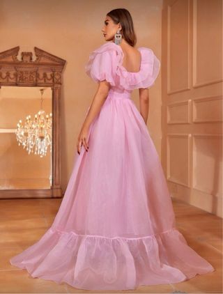Vestido de fiesta rosa con volantes