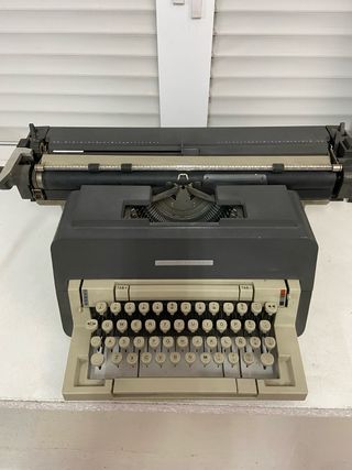 Máquina de escribir Olivetti Línea 98