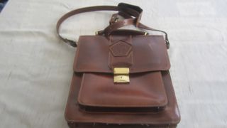 Maletín de cuero con bolsillos