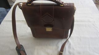 Maletín de cuero con bolsillos