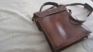 Maletín de cuero con bolsillos