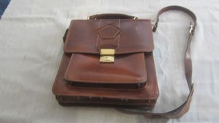 Maletín de cuero con bolsillos