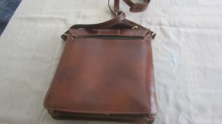 Maletín de cuero con bolsillos