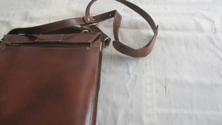 Maletín de cuero con bolsillos