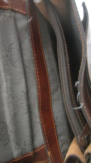 Maletín de cuero con bolsillos