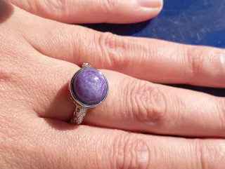 Anillo Mineral Charoita natural Ajustable
