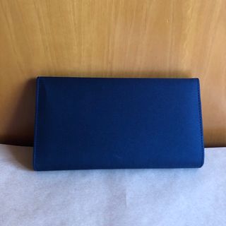 Borsa blu oltremare con dettaglio dorato