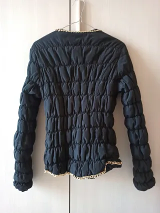 Giubbotto nero imbottito con catena oro