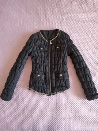 Giubbotto nero imbottito con catena oro