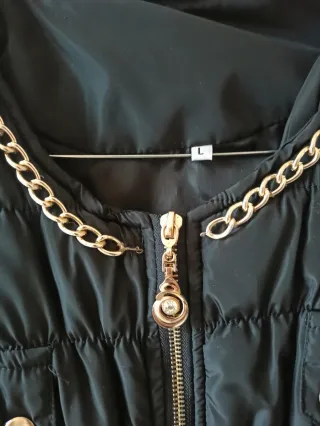 Giubbotto nero imbottito con catena oro