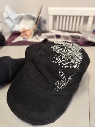 Gorra Playboy Negra con Brillantes
