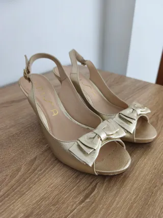 Sandalias UNISA doradas lazo