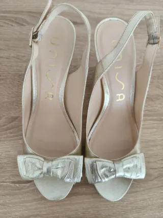 Sandalias UNISA doradas lazo