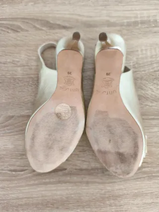 Sandalias UNISA doradas lazo