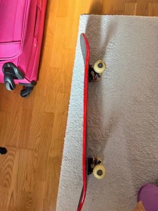 Monopatín con diseño de calavera y llamas.