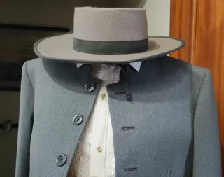 Traje corto andaluz gris