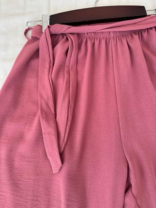 Conjunto Blusa rosa con nudo lateral y pantalón