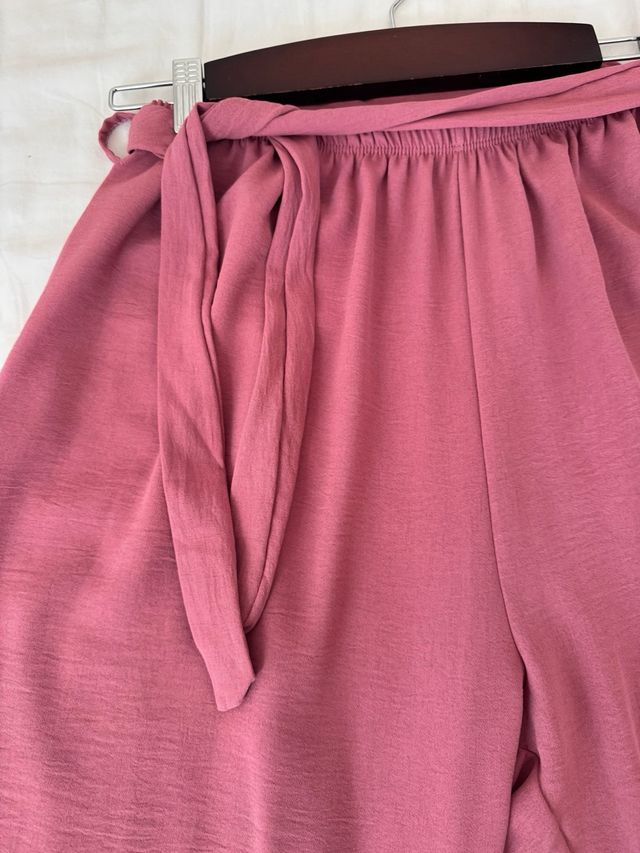 Conjunto Blusa rosa con nudo lateral y pantalón