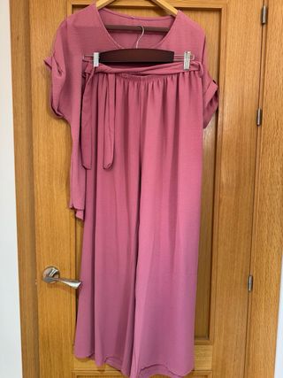 Conjunto Blusa rosa con nudo lateral y pantalón