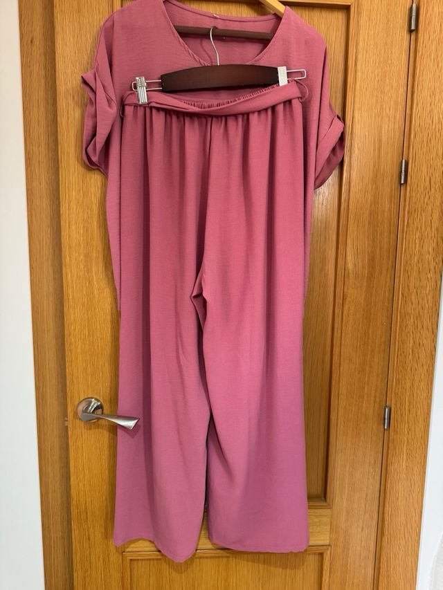Conjunto Blusa rosa con nudo lateral y pantalón