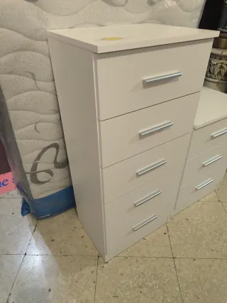 Cómoda y Mesitas de Noche Nuevas