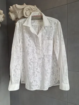Camisa blanca GAP   semi transparente.