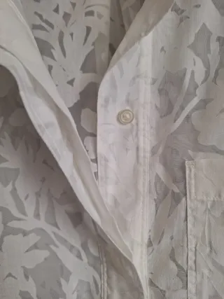 Camisa blanca GAP   semi transparente.