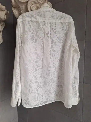 Camisa blanca GAP   semi transparente.