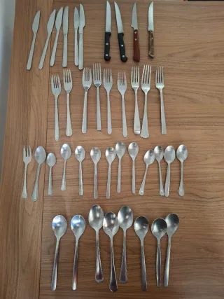 Set di posate in metallo e legno