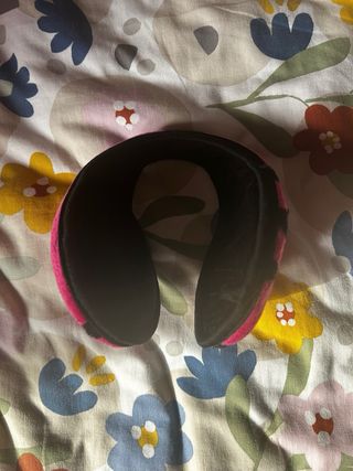 Orejeras rosas con círculos negros