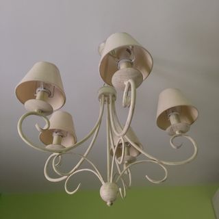 Lámpara de dormitorio con tulipas beige