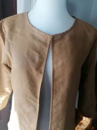 Chaqueta antelina beige con flores rosas Talla S