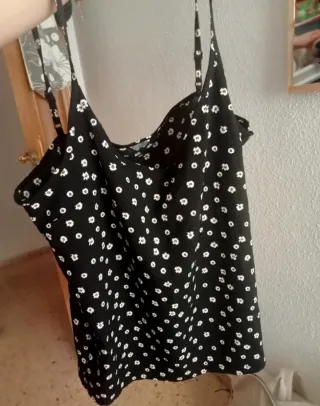 Blusa negra flores tirantes finos