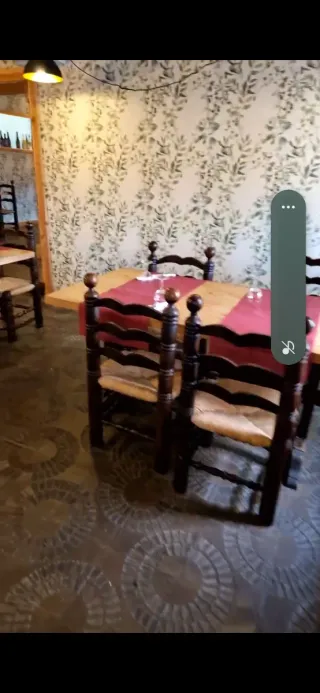 Mesa y sillas macizas