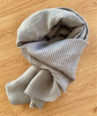 Bufanda pañuelo gris con textura de Mango