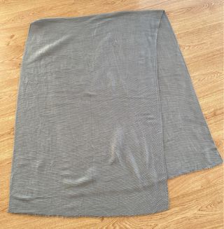 Bufanda pañuelo gris con textura de Mango