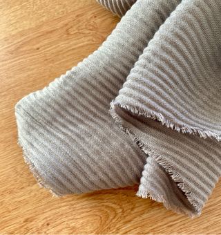 Bufanda pañuelo gris con textura de Mango